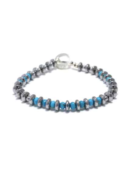 Bracelet argent avec perles bleues sur fond blanc