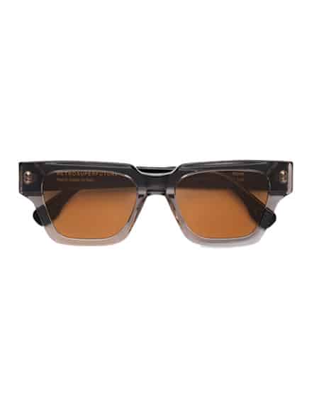 Lunettes de soleil rectangulaires grises avec verres marron clair vue de face sur fond blanc