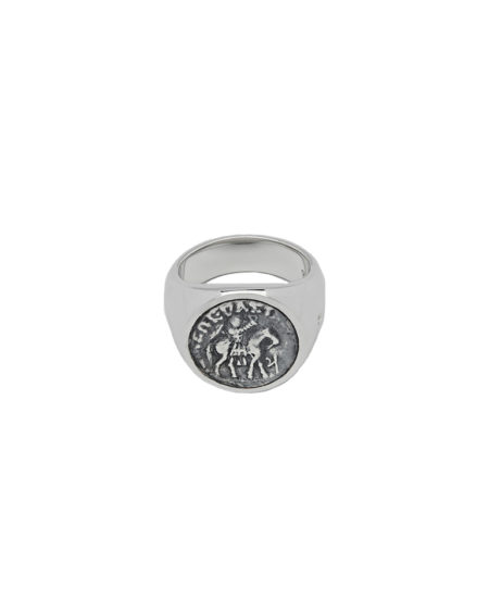 Bague chevalière Tom Wood argent vue de face sur fond blanc